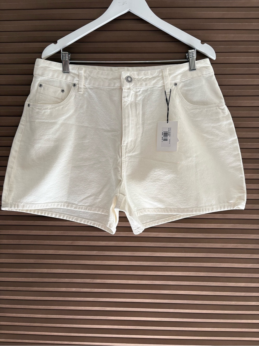 Casual Women's Cream Denim Shorts with Classic Five-Pocket Design